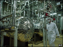 Oficial de segurança iraniano em planta nuclear de Isfahan