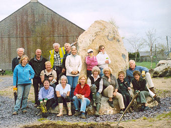 Y criw fu'n gweithio ar yr ardd