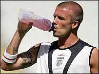 Jornais e revistas suíços publicaram 'boneco vudo' de Bekcham