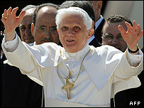 پاپ بندیکت شانزدهم، رهبر کاتولیک های جهان 