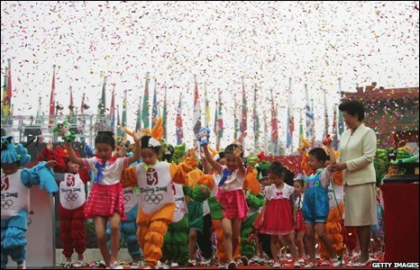 Trẻ em biểu diễn với sự hiện diện của Thị trưởng làng Olympics.