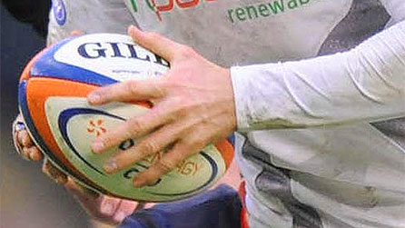 Rhedeg gyda phel rygbi