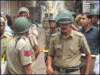 Policiais indianos em Jamia Nagar, Délhi.