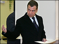 دمیتری مدودف در حال رای دادن