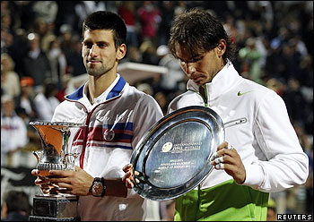 Djokovic sonríe y Nadal observa el trofeo del segundo lugar, una posición a la que no está acostumbrado