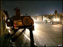 تيراندازان اسرائيلی در اطراف محل حادثه به جستجوی پيکارجويان فلسطينی می پردازند