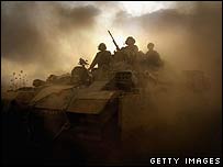 سربازان اسرائيلی سوار بر يک تانک