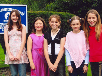 Grwp o ferched tu allan i'r capel