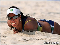 Renata cai na areia após ponto perdido durante derrota em Pequim