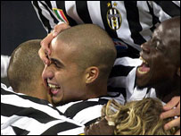 Galibiyeti kutlayan Juventus oyuncuları