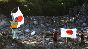 Người Nhật ra đảo tranh chấp cắm cờ