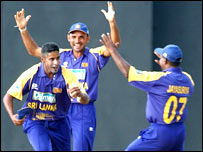 ख़ुशियाँ मनाते श्रीलंकाई खिलाड़ी