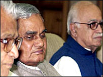 प्रधानमंत्री वाजपेयी राष्ट्रीय जनताँत्रिक गठबंधन के नेताओं के साथ