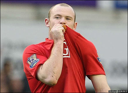 Wayne Rooney kisses the Man Utd shirt badge