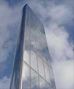 Adeilad dyrchafol . . .