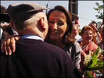 Ségolène recebe flores de eleitor