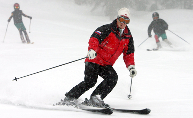 सोची ब्लैक सी रिसॉर्ट के पास स्कीइंग करते रूसी राष्ट्रपति पुतिन. (तस्वीर- एएफ़पी-गेटी)