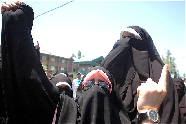 कश्मीर में कथित सेक्स स्कैंडल के विरोध में प्रदर्शन