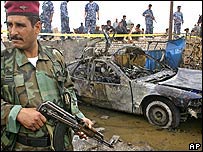 گارد عراقی در کنار اتومبيل بمبگذاری شده