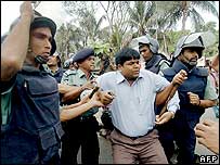 प्रदर्शनकारियों को गिरफ्तार करती पुलिस