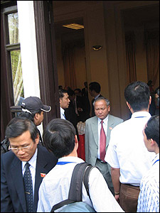 Đại biểu bước ra