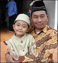 Fahmi, competidor do 'Child Preacher', com seu pai