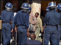 Cảnh sát trong một cuộc biểu tình ở Harare