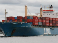 Một tàu công-ten-nơ trên sông Amazon