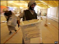 حمل يک صندوق رای به مرکز شمارش آرا در قندهار