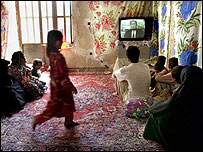 خانواده ای در افغانستان، تلويزيون تماشا می کنند