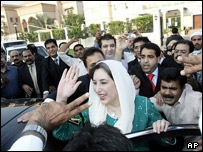 بی نظیر بوتو هنگام ترک دوبی به مقصد کراچی