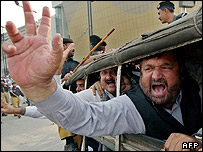 دستگیری تظاهرکنندگان مخالف مشرف در اسلام آباد