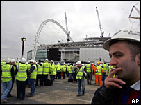 کارگران در ورزشگاه ومبلی