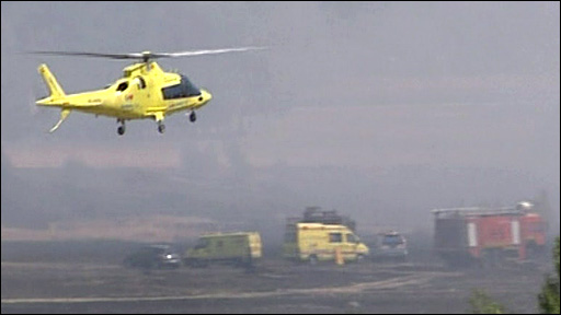 Helicóptero sobrevoa local do acidente