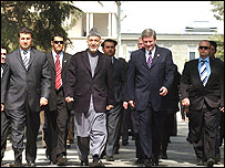 حامد کرزی رييس جمهور افغانستان و استيون هارپر نخست وزير کانادا (نفر دوم از راست) در ارگ رياست جمهوری افغانستان در کابل