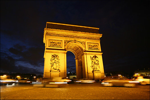 夜幕下的凱旋門依然十分雄偉。