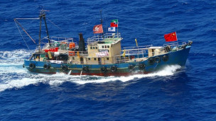 Chiếc tàu cá có cắm cờ Trung Quốc trên đường ra đảo Điếu Ngư/Senkaku