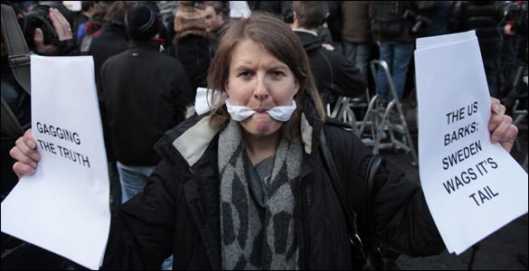 Người ủng hộ ông Julian Assange ngoài tòa án London tự bịt miệng để phản đối vụ bắt ông.