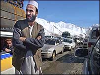 مردم در حال رفتن به ميله سالنگ