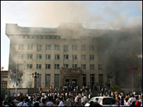 Khói bốc lên từ tòa nhà của MPRP