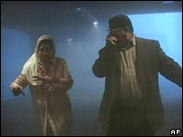 حمل مجروحان توسط ماموران امنیتی در محل انفجار