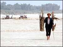 चीन में एक सूखी नदी