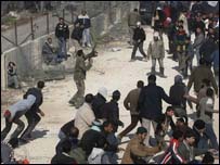 Tropas de choque egípcias usando canhões de água para conter a multidão de palestinos