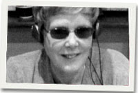 Buddug yn mwynhau'r gwrando!