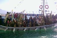 Mynd allan mewn cwch