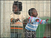 Trẻ em châu Phi trong một trại tạm cư ở Tây Ban Nha