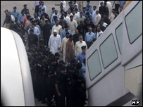 محاصره هواپیمای حامل نواز شریف