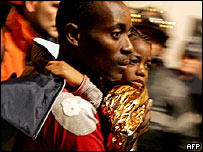 Yangın yerinden kucağında bir çocukla uzaklaşan adam