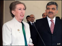 بکت (چپ) و عبدالله گل وزیر خارجه ترکیه در آنکارا