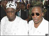 Olusegun Obasanjo, presidente da Nigéria, e Charles Taylor, presidente da Libéria